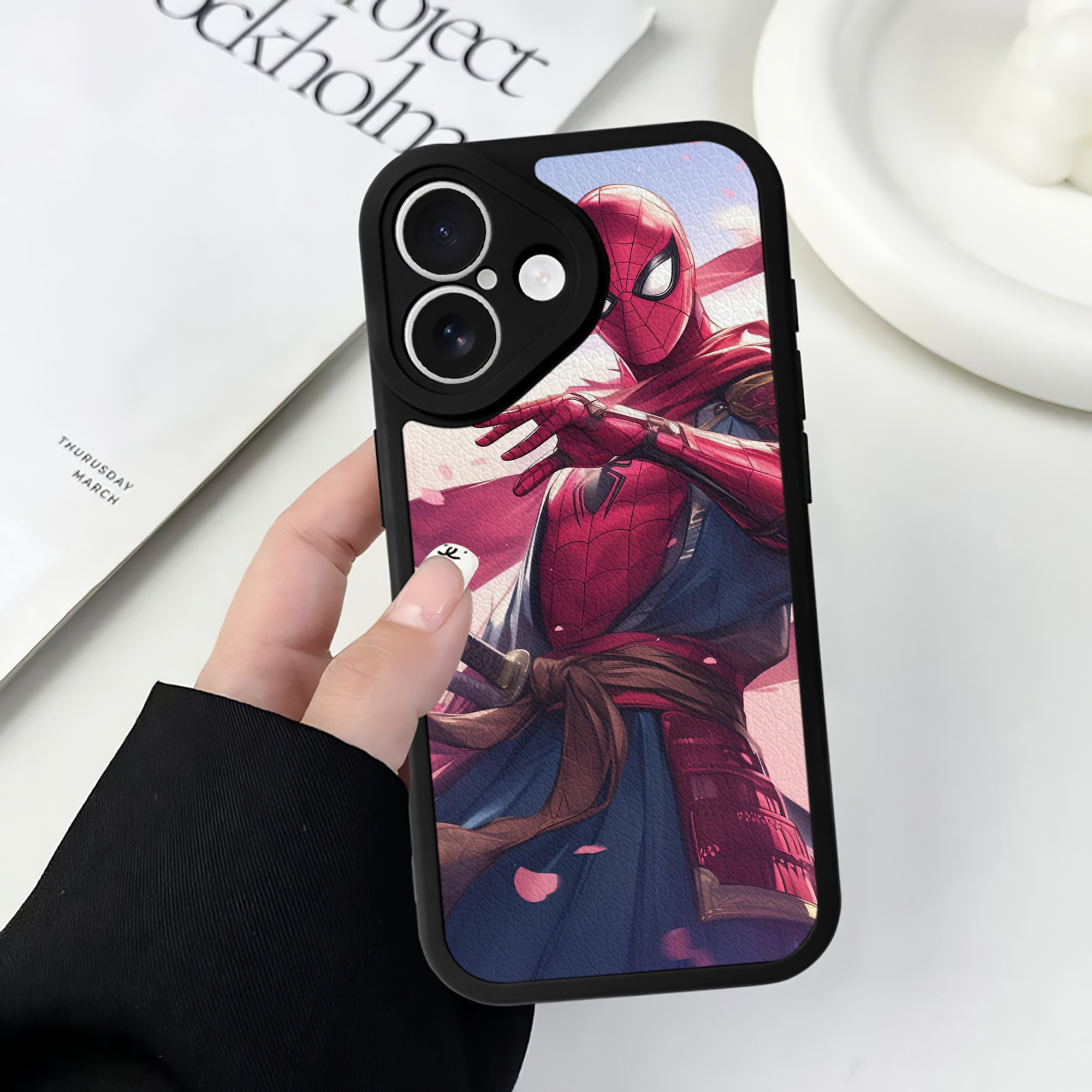 Spider Man スパイダーマン 【iPhone 16シリーズ対応】シリコンスマホケース（レザー調） 材質：シリコン